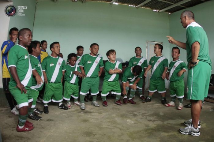 http://img0.liveinternet.ru/images/attach/c/5/88/327/88327200_7_Komanda_karlikov_Gigantuy_Norti_iz_Brazilii_slushaet_nastavleniya_trenera_Lusenuy__STRINGER_Brazil_Reuters_.png