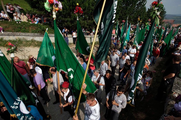 Десятки тысяч мусульман поднялись на гору, чтобы помолиться, Прусак (Prusac), 24 июня 2012 года