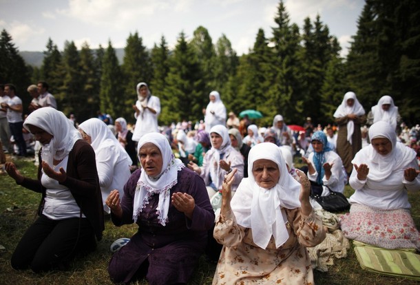 Десятки тысяч мусульман поднялись на гору, чтобы помолиться, Прусак (Prusac), 24 июня 2012 года