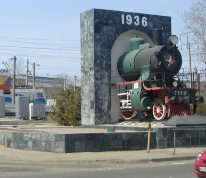 Памятник паровозу в Хабаровске, Россия.