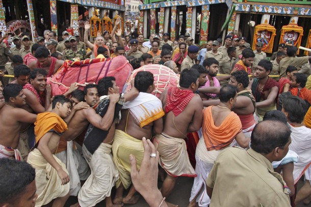Ратха-ятра или фестиваль колесниц в Пури, 21 июня 2012 года