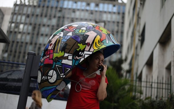 Общественная телефонная будка на Вызове Параде искусству выставке в Сан-Паулу (Call Parade art exhibition  in Sao Paulo), 7 июля 2012 года