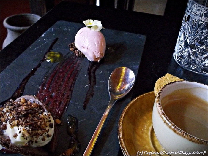 Десерт на шифере, автор неизвестен, 10 х 25 см. 2012 год.