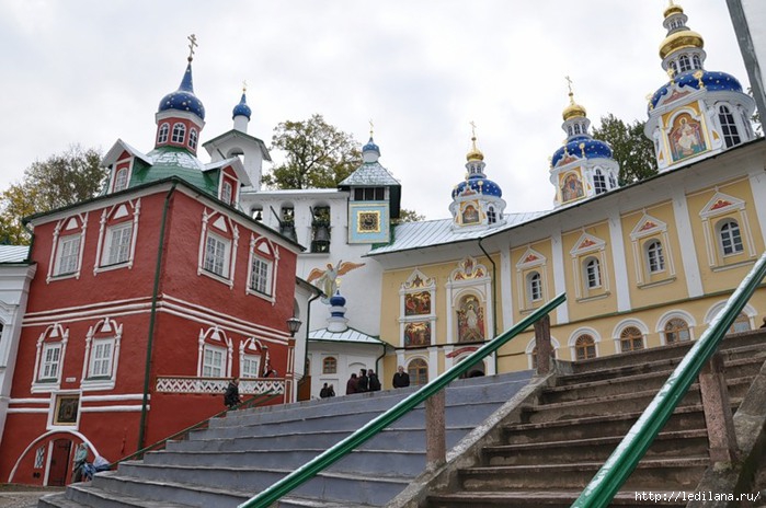 Псково-Печерский монастырь10 (700x464, 212Kb)