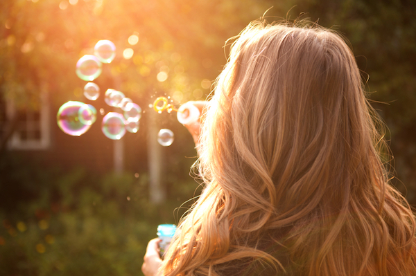 woman-making-soap-bubbles-by-Healthista.com_ (600x399, 281Kb)