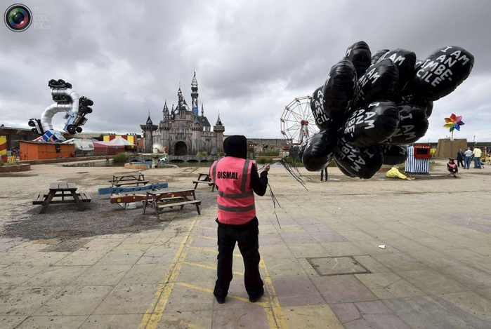 Dismaland 1 (700x469, 281Kb)