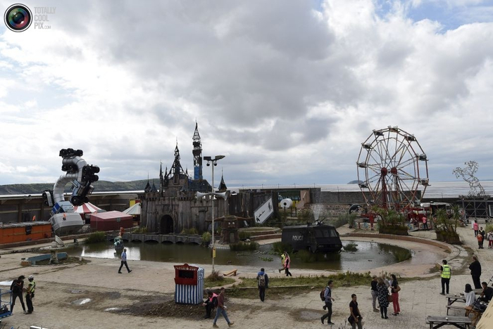 Dismaland 3 (700x468, 273Kb)