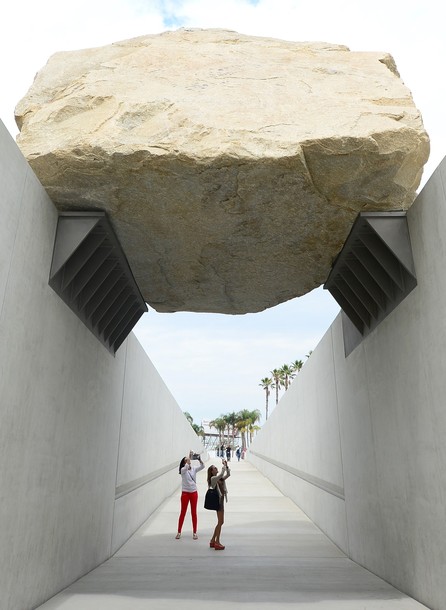 Гигантский камень на выставке в лос-анджелесском музее искусств (LACMA) , Лос-Анджелес, 13 июля 2012 года