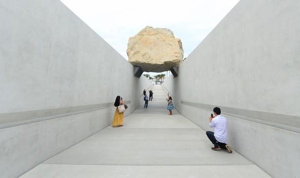 Гигантский камень на выставке в лос-анджелесском музее искусств (LACMA) , Лос-Анджелес, 13 июля 2012 года