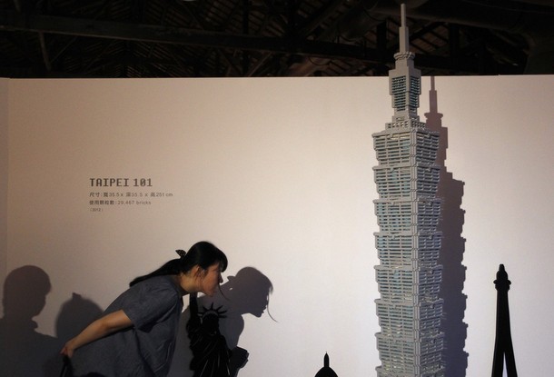 Выставка 'Искусство кирпича' ('The Art of the Brick') в хуашаньском творческом парке, Тайбэй, 14 июля 2012 года