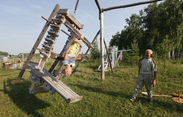 Ферма пчеловода Валерия Титова, окрестности деревни Новопятницкое, 15 июля 2012 года.