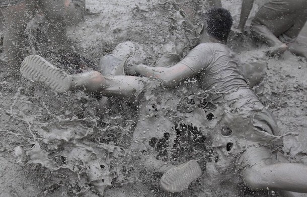 15-й Бореонг фестиваль грязи (Boryeong mud festival) на Тэчхон пляже в Бореонг, 15 июля 2012 года.