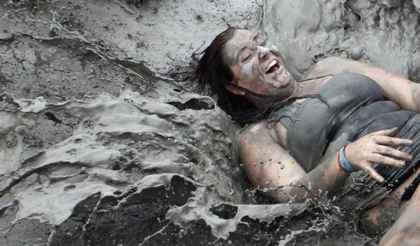 15-й Бореонг фестиваль грязи (Boryeong mud festival) на Тэчхон пляже в Бореонг, 15 июля 2012 года.