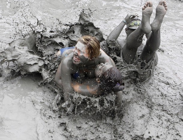 15-й Бореонг фестиваль грязи (Boryeong mud festival) на Тэчхон пляже в Бореонг, 15 июля 2012 года.