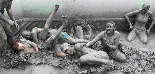 15-й Бореонг фестиваль грязи (Boryeong mud festival) на Тэчхон пляже в Бореонг, 15 июля 2012 года.