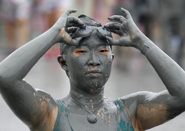 15-й Бореонг фестиваль грязи (Boryeong mud festival) на Тэчхон пляже в Бореонг, 15 июля 2012 года.