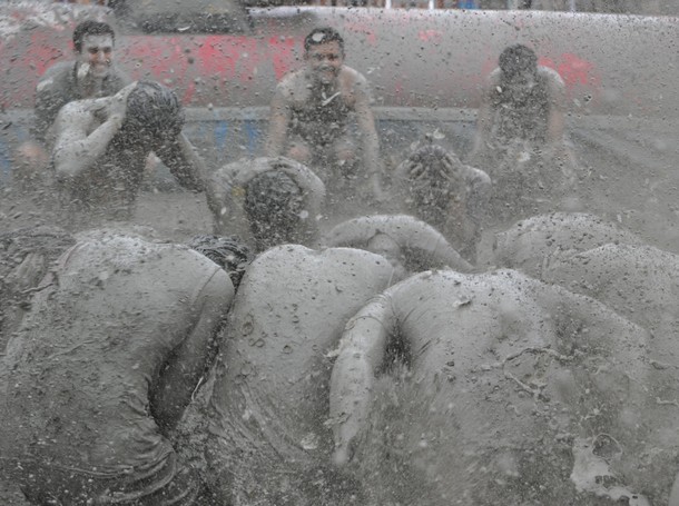 15-й Бореонг фестиваль грязи (Boryeong mud festival) на Тэчхон пляже в Бореонг, 15 июля 2012 года.