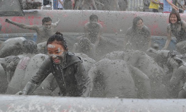 15-й Бореонг фестиваль грязи (Boryeong mud festival) на Тэчхон пляже в Бореонг, 15 июля 2012 года./2270477_418 (610x366, 62Kb)