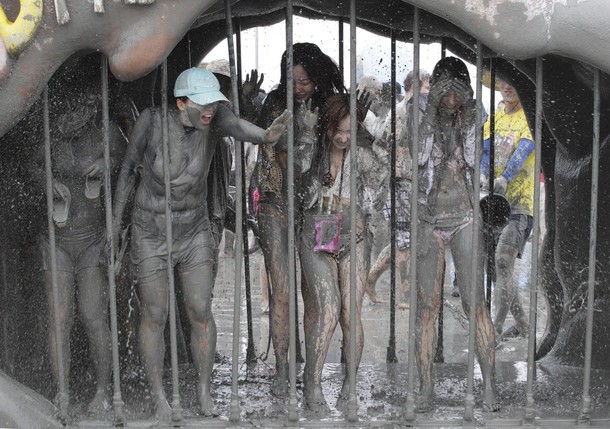 15-й Бореонг фестиваль грязи (Boryeong mud festival) на Тэчхон пляже в Бореонг, 15 июля 2012 года.