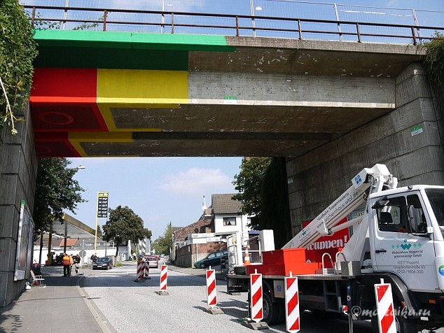 Lego-мост от германского уличного художника Megx
