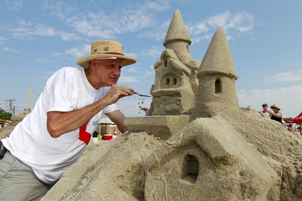 26-й ежегодный Нью-Джерси конкурс песочных замков (New Jersey Sandcastle Contest), на 18-Бич авеню в Белмар, Нью-Джерси, 18 июля 2012 года.
