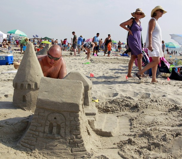 26-й ежегодный Нью-Джерси конкурс песочных замков (New Jersey Sandcastle Contest), на 18-Бич авеню в Белмар, Нью-Джерси, 18 июля 2012 года.