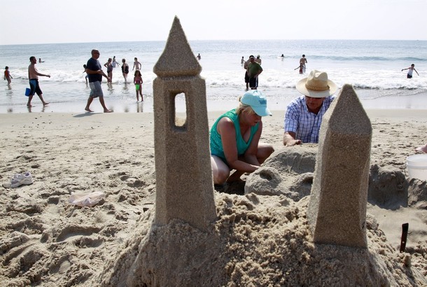 26-й ежегодный Нью-Джерси конкурс песочных замков (New Jersey Sandcastle Contest), на 18-Бич авеню в Белмар, Нью-Джерси, 18 июля 2012 года.