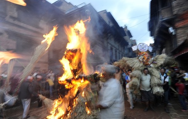 Праздник изгнания демонов 'Gathemangal' или Ghanta Karna в Бхактапур, Непал, 17 июля 2012 года