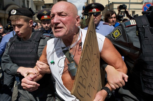 Задержание сторонника феминистской панк-группы Pussy Riot в суде в Москве, 20 июля 2012 года.