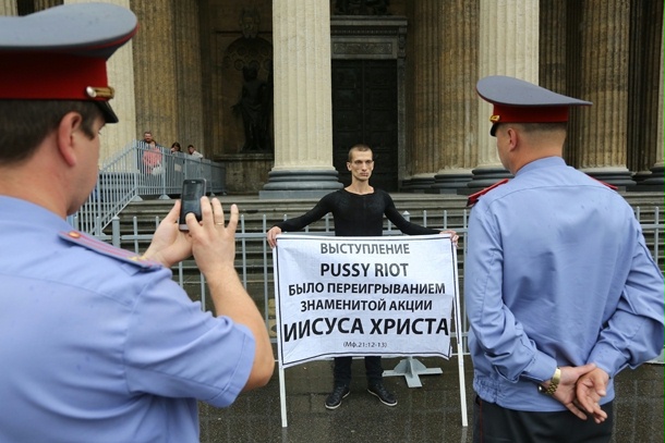 Художник из Санкт-Петербурга зашил себе рот в поддержку Pussy Riot, 23 июля 2012 года