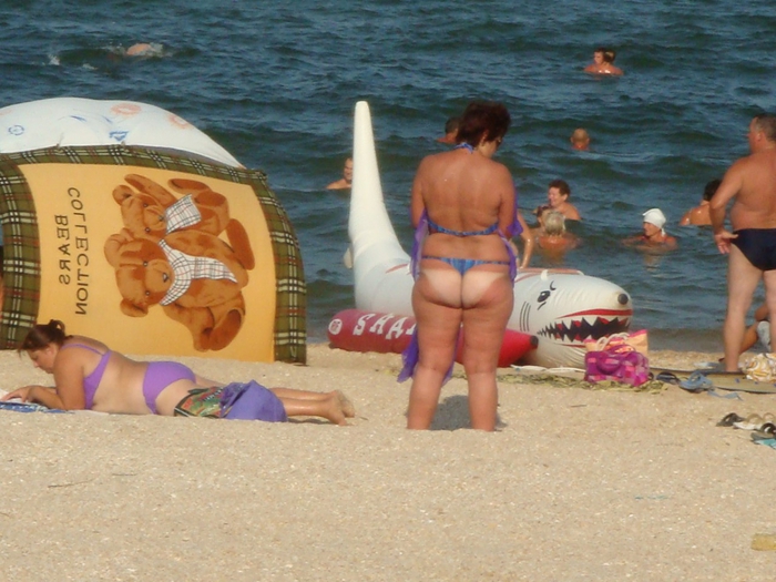 Толстушка без лифчика загорает на пляже фото