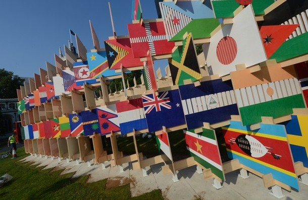 Арт-инсталляция, посвященная странам-участницам Олимпийских игр на Парламентской площади в центре Лондона, 26 июля 2012 года.