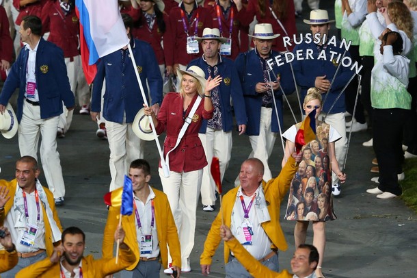 Мария Шарапова знаменосец сборной Российской Федерации на церемонии открытия летних Олимпийских игр в Лондоне, 27 июля 2012 года