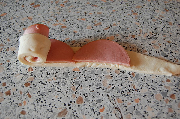 Розочки из слоеного теста с колбасой
