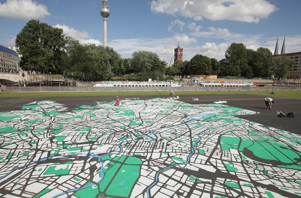 Гигантские карты в центре Берлина, Германия, 06 августа 2012 года