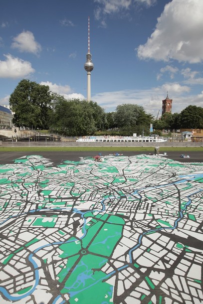 Гигантские карты в центре Берлина, Германия, 06 августа 2012 года