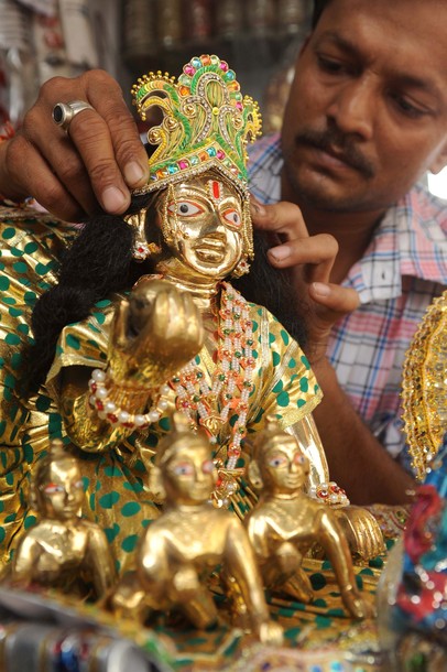Накануне индусского фестиваля 'Джанмаштами' в Амритсаре, 8 августа 2012 года.