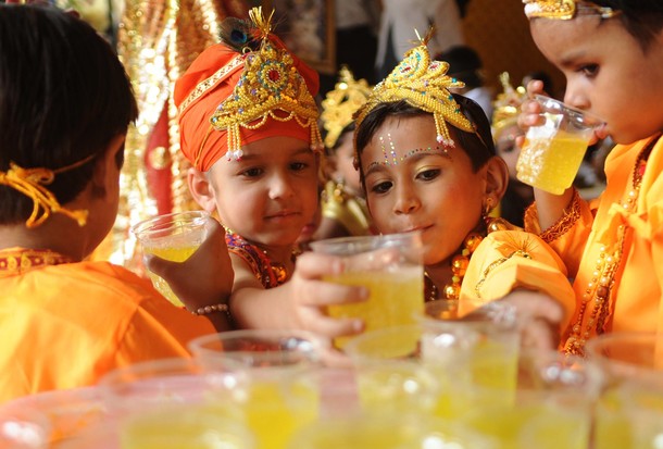 Джанмаштами фестиваль знаменующий рождение индуистского бога Кришны, Амритсар, Индия, 09 августа 2012 года.