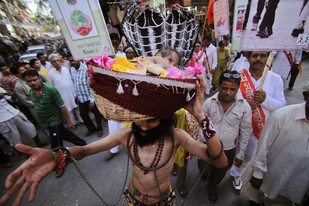 Джанмаштами фестиваль знаменующий рождение индуистского бога Кришны, Джамму, Индия, 10 августа 2012 года.