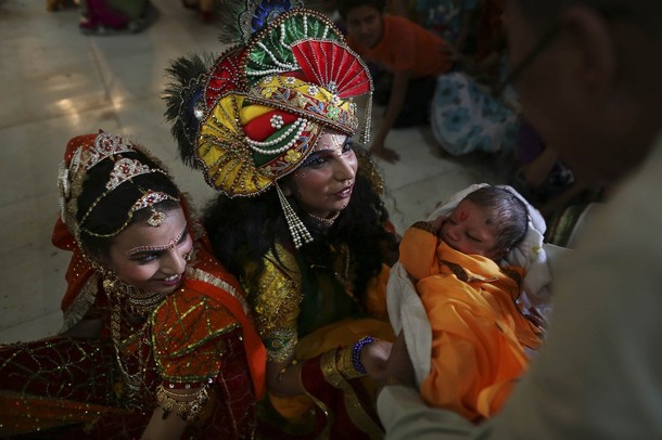 Джанмаштами фестиваль знаменующий рождение индуистского бога Кришны, Нью-Дели, Индия, 10 августа 2012 года.