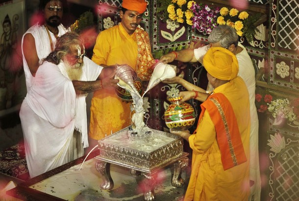 Джанмаштами фестиваль знаменующий рождение индуистского бога Кришны, Матхура, Индия, 11 августа 2012 года.