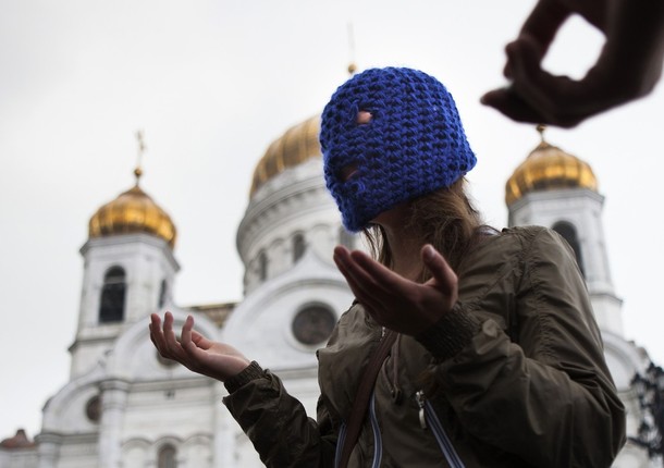 Акция в поддержку 'Pussy Riot' у храма Христа Спасителя, Москва, 15 августа 2012 года