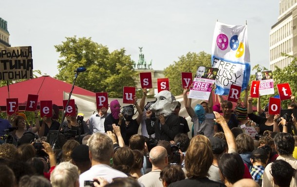 Акция протеста перед зданием посольства России в Берлине, Германия, 17 августа 2012 года