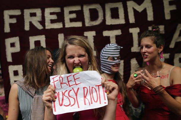 Сторонники протеста 'Pussy Riot' у посольства России в Лондоне, 17 августа 2012 года