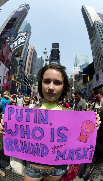 Демонстрации перед русским консульством в поддержку русской панк-группы 'Pussy Riot' в Лондоне на Таймс-сквер, 17 августа 2012 года