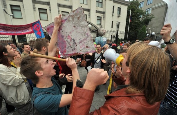 Сторонники женской панк-группы 'Pussy Riot', Киев, 17 августа 2012 года