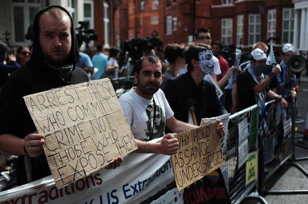 Основатель Wikileaks Джулиан Ассанж обратился к прессе и сторонникам с балкона посольства Эквадора в Лондоне, 19 августа 2012 года