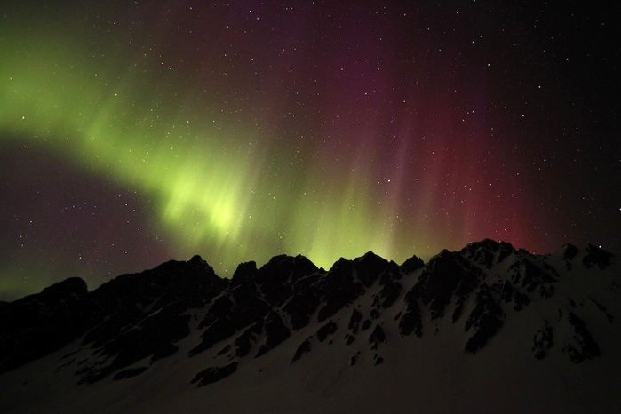 Северное сияние над горами Чугач к востоку от Анкориджа, Аляска. (700x466, 124Kb)