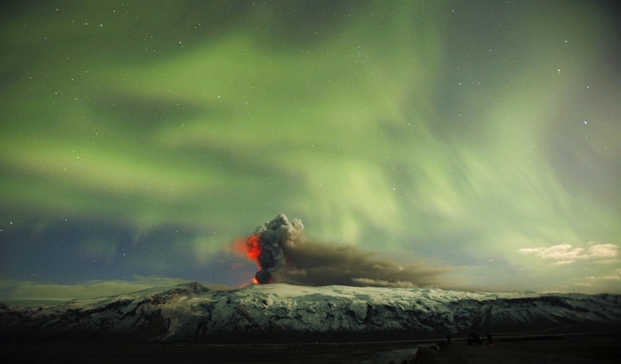 Северное сияние над пеплом от вулкана Эйяфьядлайёкюдль в Исландии. (700x410, 118Kb)