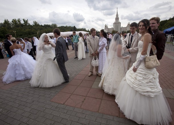 Парад невест на Воробьвых горах, Москва, 25 августа 2012 года